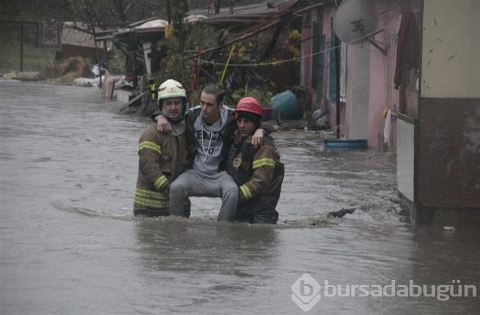 Sarıyer'de su basan evlerde mahsur kalanları itfaiye kurtardı
