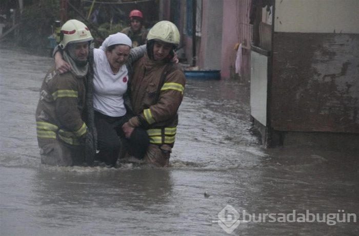 Sarıyer'de su basan evlerde mahsur kalanları itfaiye kurtardı

