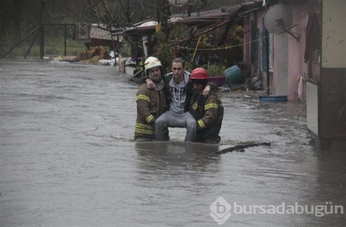 Sarıyer'de su basan evlerde mahsur kalanları itfaiye kurtardı
