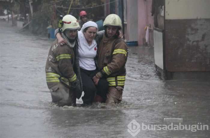 Sarıyer'de su basan evlerde mahsur kalanları itfaiye kurtardı
