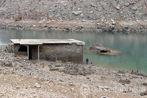 Yıllar önce sular altında kalan köyleri ortaya çıktı
