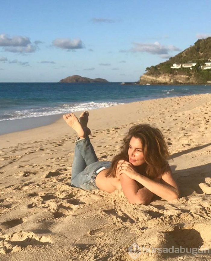  Bir zamanların en ateşli modeli,52 yaşına rağmen bornozlu pozuyla büyüledi 
