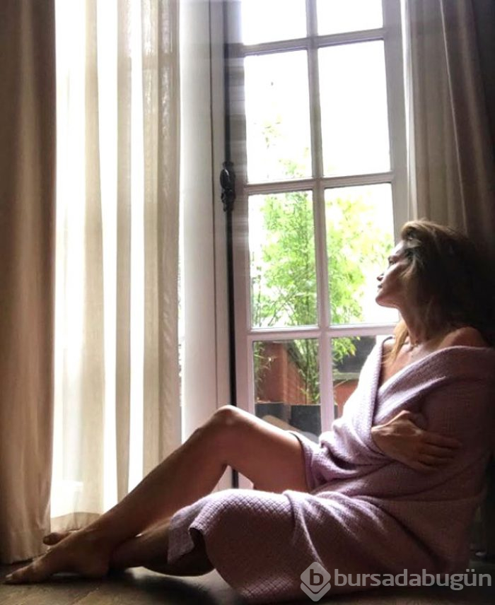  Bir zamanların en ateşli modeli,52 yaşına rağmen bornozlu pozuyla büyüledi 
