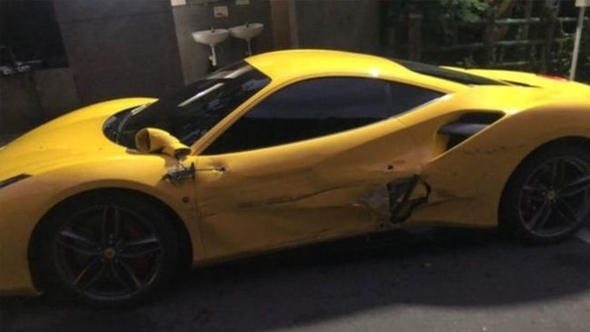 Şanssız garson 3 Ferrari'ye çarptı!
