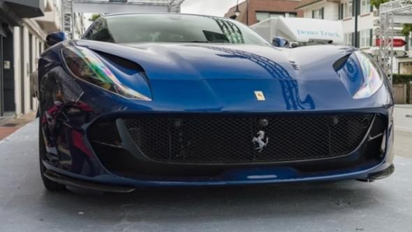 Şanssız garson 3 Ferrari'ye çarptı!
