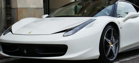 Şanssız garson 3 Ferrari'ye çarptı!
