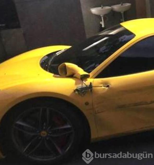 Şanssız garson 3 Ferrari'ye çarptı!
