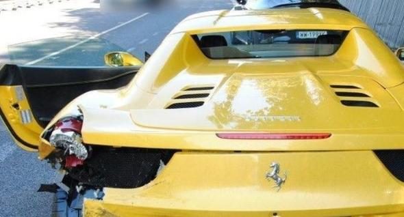 Şanssız garson 3 Ferrari'ye çarptı!
