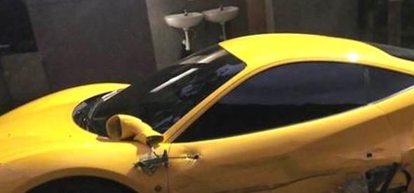 Şanssız garson 3 Ferrari'ye çarptı!
