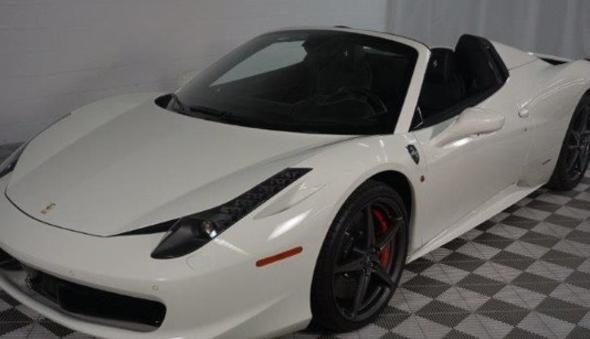 Şanssız garson 3 Ferrari'ye çarptı!
