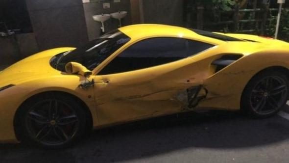 Şanssız garson 3 Ferrari'ye çarptı!
