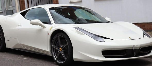 Şanssız garson 3 Ferrari'ye çarptı!
