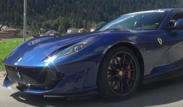 Şanssız garson 3 Ferrari'ye çarptı!
