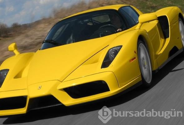 Şanssız garson 3 Ferrari'ye çarptı!

