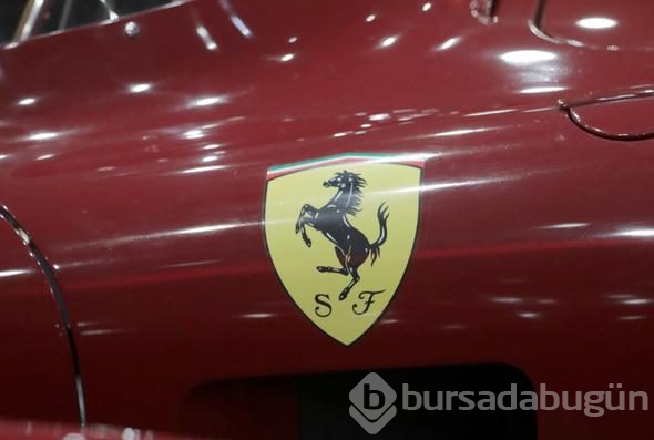 Şanssız garson 3 Ferrari'ye çarptı!
