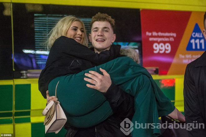 Noel kutlamalarında sokaklara taştı!Alkolün etkisiyle kendinden geçen İngilizlerden skandal kareler 