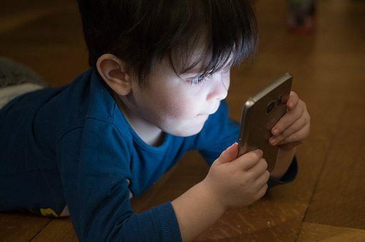 'Cep telefonu bağımlılığı 3 yaşına kadar düştü'
