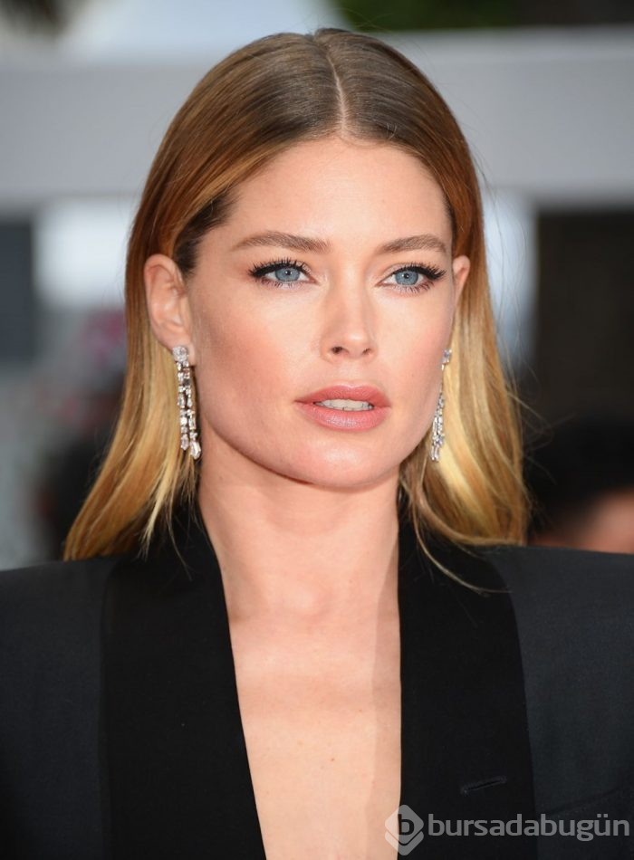 Doutzen Kroes'ten Noel için cesur iç çamaşırı tanıtımı