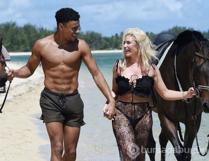 Seksi bikinisiyle at üzerinde!
