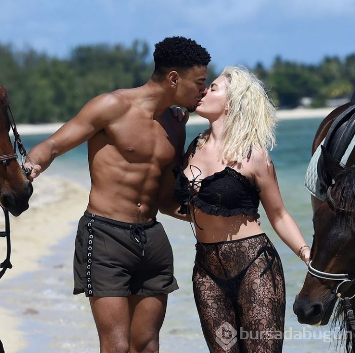 Seksi bikinisiyle at üzerinde!
