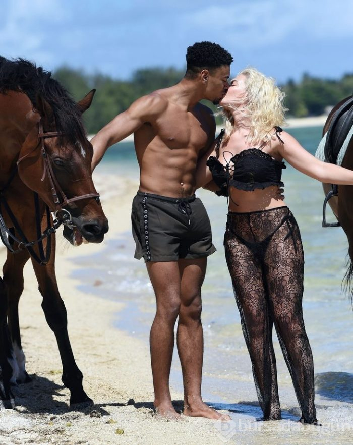 Seksi bikinisiyle at üzerinde!
