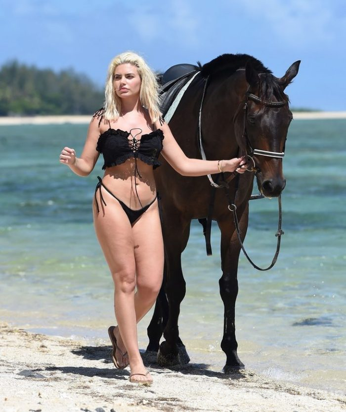 Seksi bikinisiyle at üzerinde!
