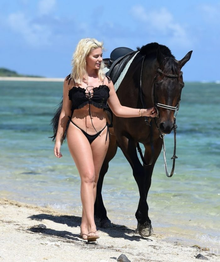 Seksi bikinisiyle at üzerinde!
