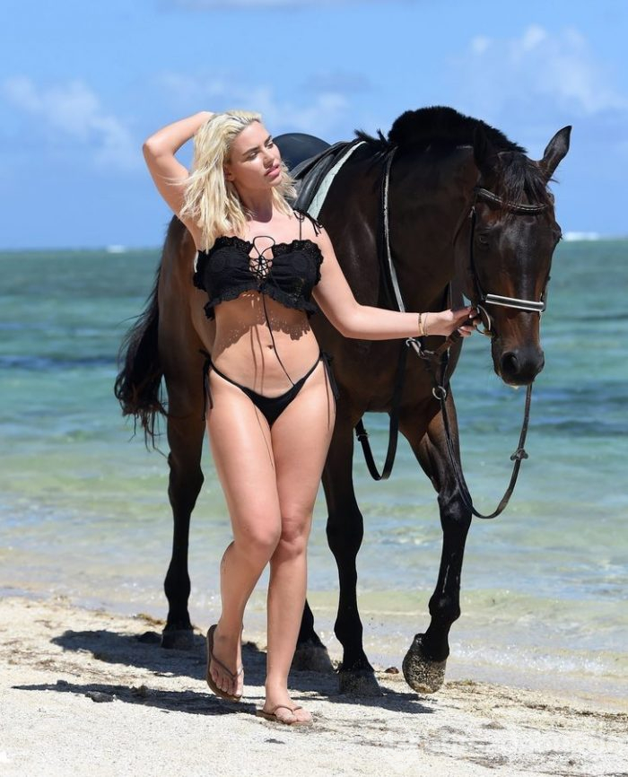 Seksi bikinisiyle at üzerinde!
