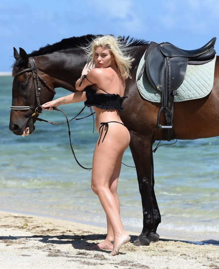 Seksi bikinisiyle at üzerinde!
