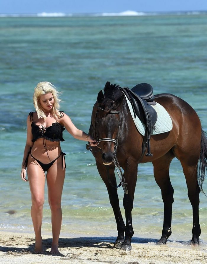 Seksi bikinisiyle at üzerinde!
