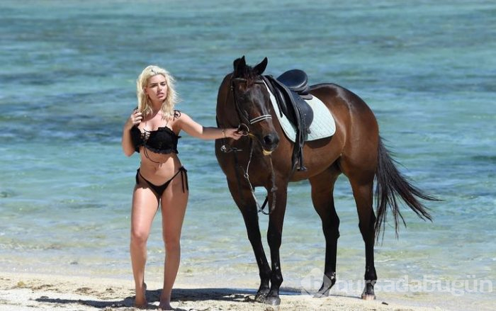 Seksi bikinisiyle at üzerinde!
