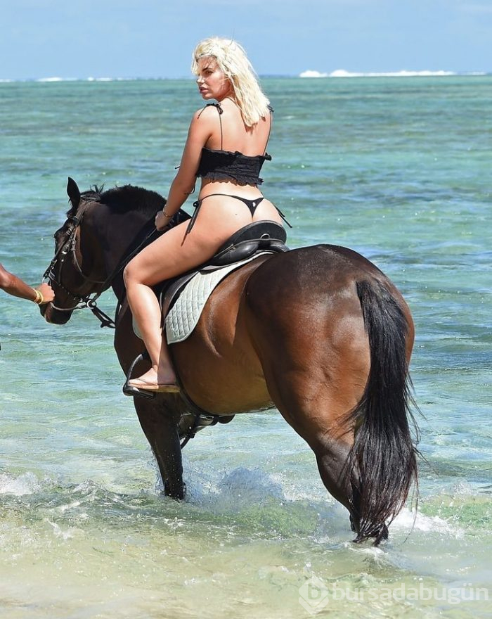Seksi bikinisiyle at üzerinde!
