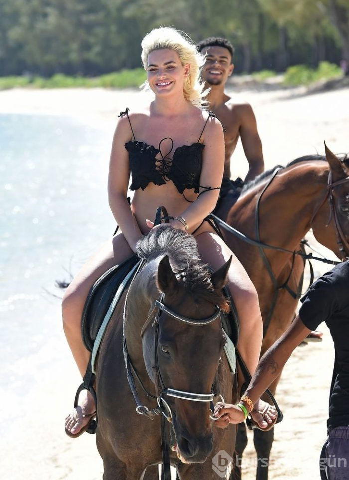 Seksi bikinisiyle at üzerinde!
