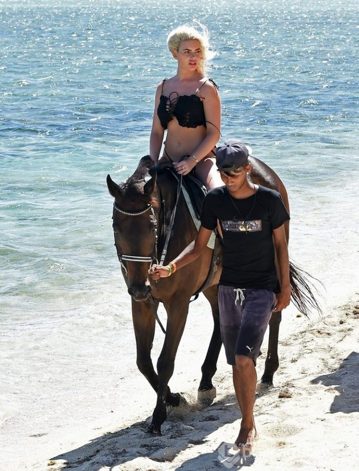 Seksi bikinisiyle at üzerinde!
