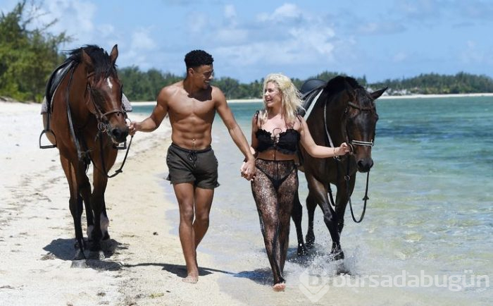 Seksi bikinisiyle at üzerinde!
