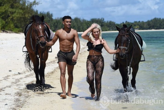 Seksi bikinisiyle at üzerinde!
