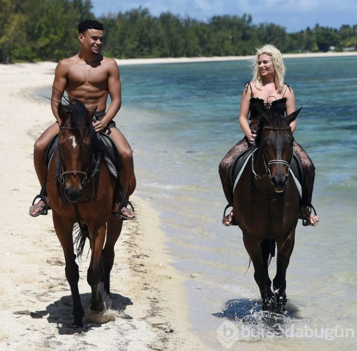 Seksi bikinisiyle at üzerinde!
