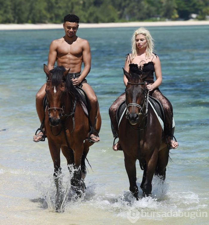 Seksi bikinisiyle at üzerinde!
