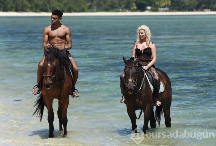 Seksi bikinisiyle at üzerinde!
