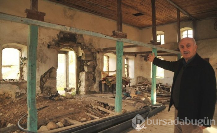 3 asırlık bina defineciler tarafından talan edildi
