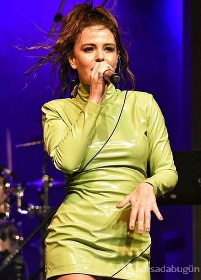 Simge Sağın hayranlarını büyüledi
