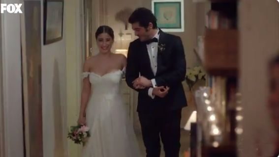 Bizim Hikaye 52. bölüme Filiz'in düğün sabahı giydiği gecelik damga vurdu
