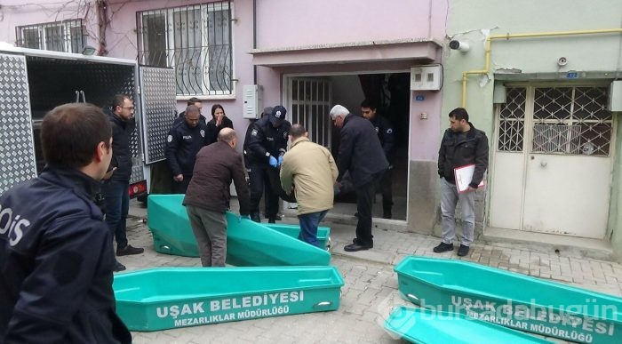 Bir babanın en zor anı! 3 çocuğunu yan yana toprağa verdi
