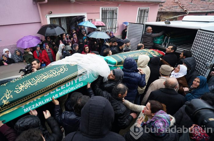 Bir babanın en zor anı! 3 çocuğunu yan yana toprağa verdi

