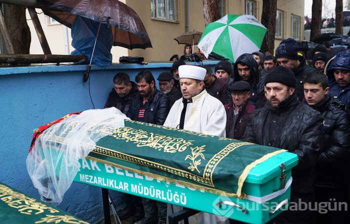 Bir babanın en zor anı! 3 çocuğunu yan yana toprağa verdi
