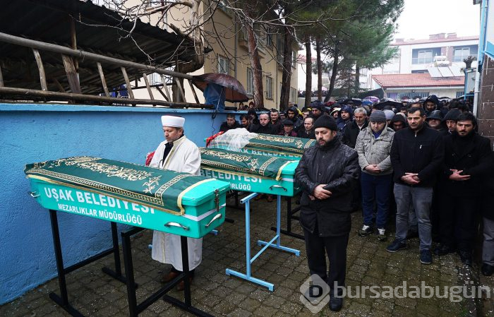 Bir babanın en zor anı! 3 çocuğunu yan yana toprağa verdi
