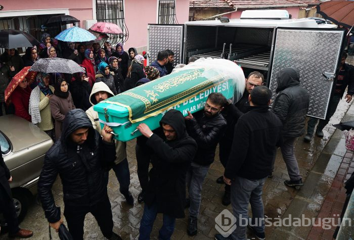 Bir babanın en zor anı! 3 çocuğunu yan yana toprağa verdi

