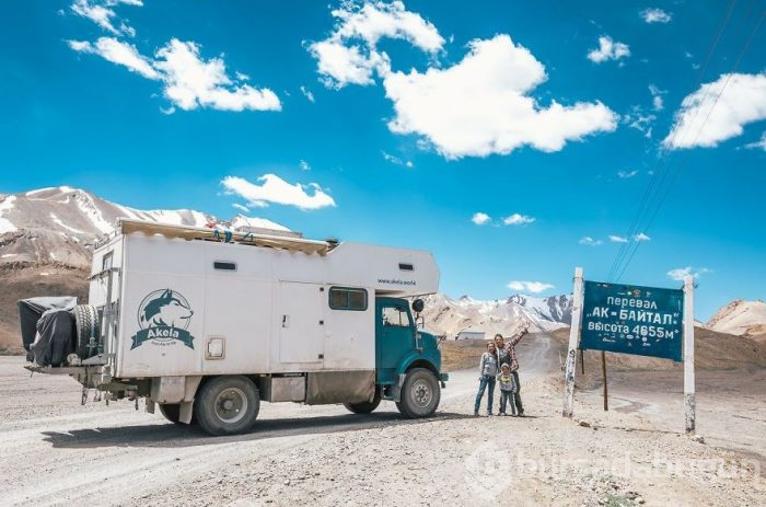 4 yaşındaki çocuklarına dünyanın güzelliklerini göstermek için her şeylerini sattılar