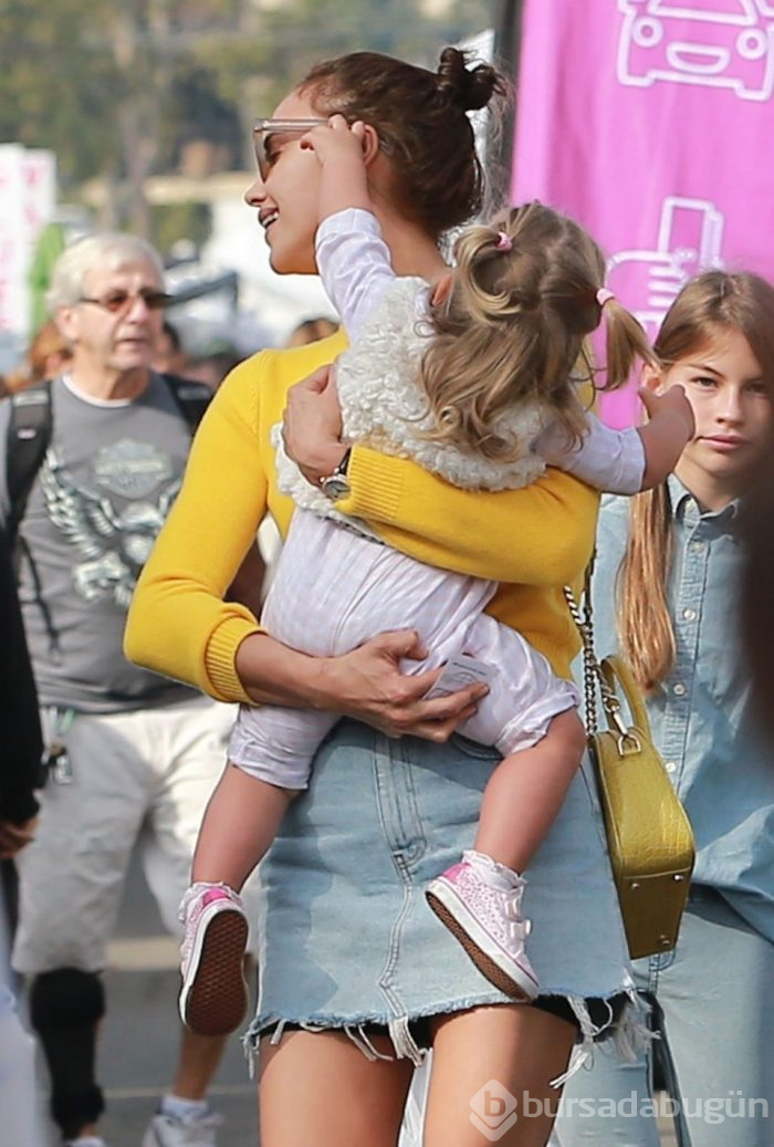 Irina Shayk kızı Lea de Seine Cooper ile pazarda