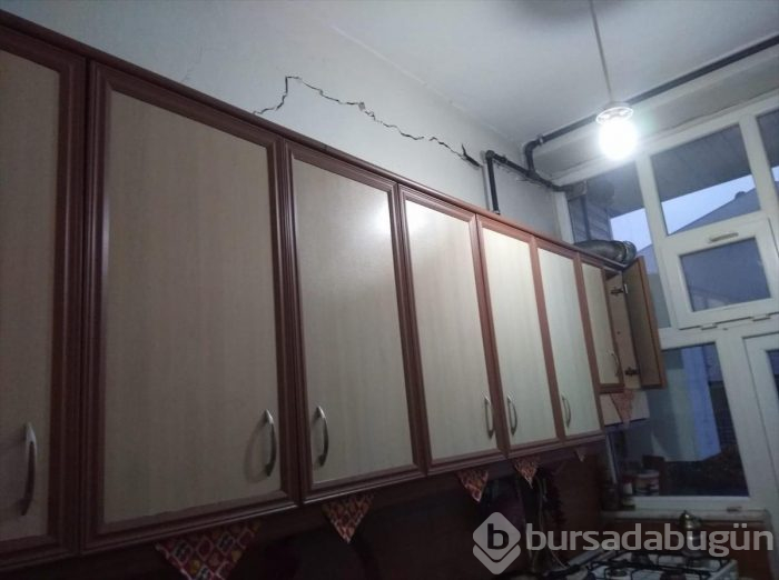 Duvarlarında çatlaklar oluşan binalar boşaltıldı
